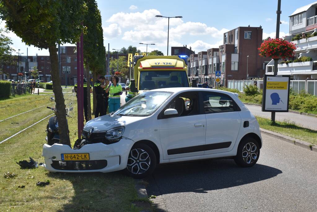 Auto raakt van de weg en knalt vol op boom