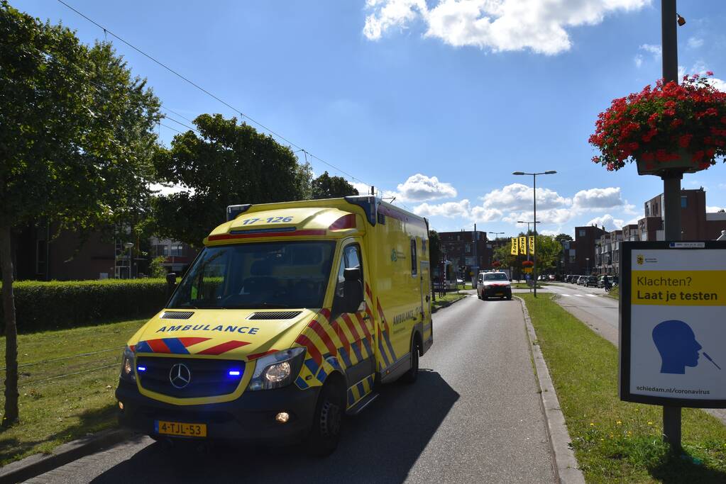 Auto raakt van de weg en knalt vol op boom