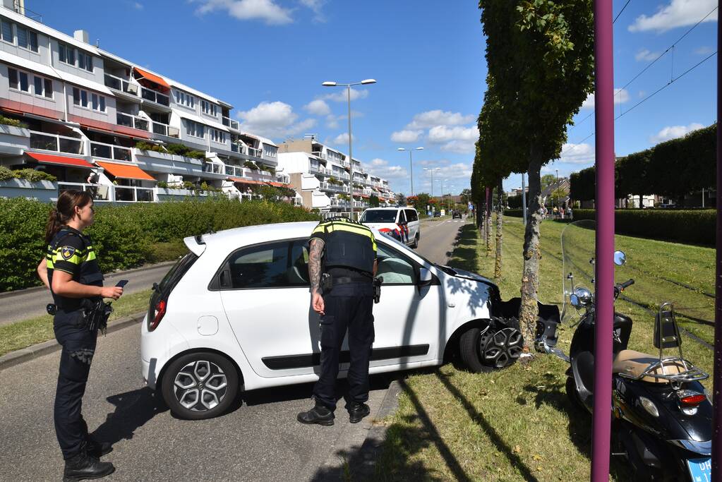 Auto raakt van de weg en knalt vol op boom