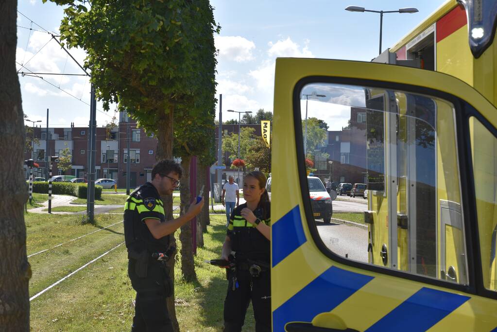 Auto raakt van de weg en knalt vol op boom