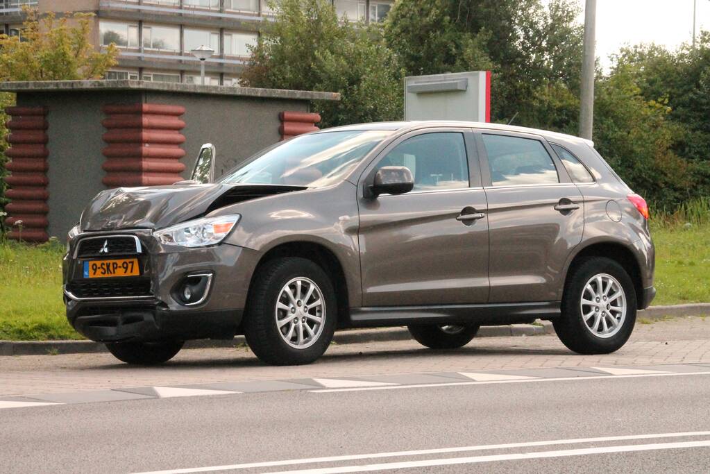 Twee voertuigen lopen flinke schade op bij kop-staartbotsing