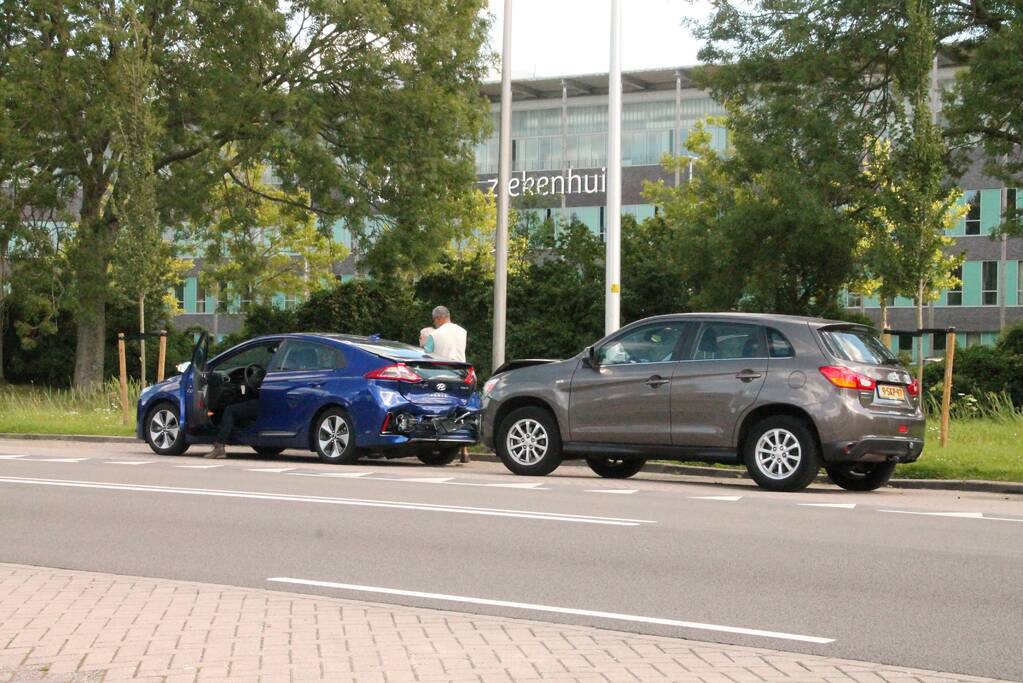 Twee voertuigen lopen flinke schade op bij kop-staartbotsing