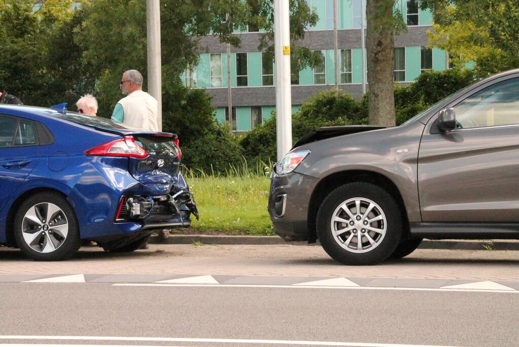 Twee voertuigen lopen flinke schade op bij kop-staartbotsing