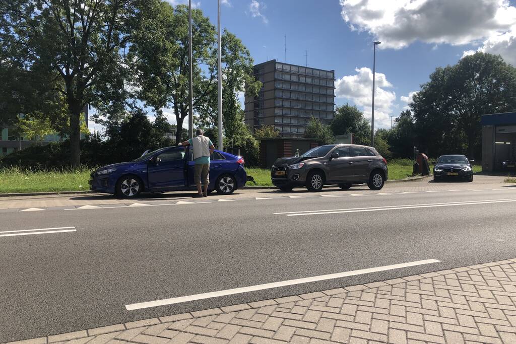 Twee voertuigen lopen flinke schade op bij kop-staartbotsing