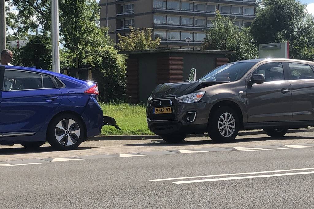 Twee voertuigen lopen flinke schade op bij kop-staartbotsing
