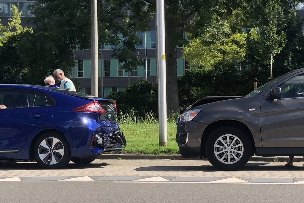 Twee voertuigen lopen flinke schade op bij kop-staartbotsing
