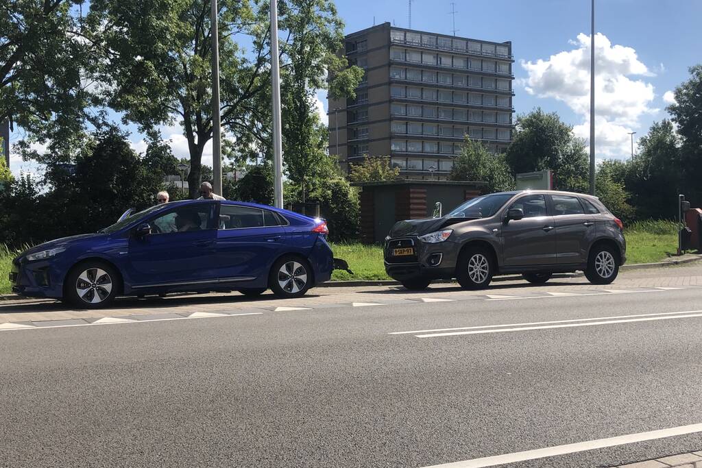 Twee voertuigen lopen flinke schade op bij kop-staartbotsing