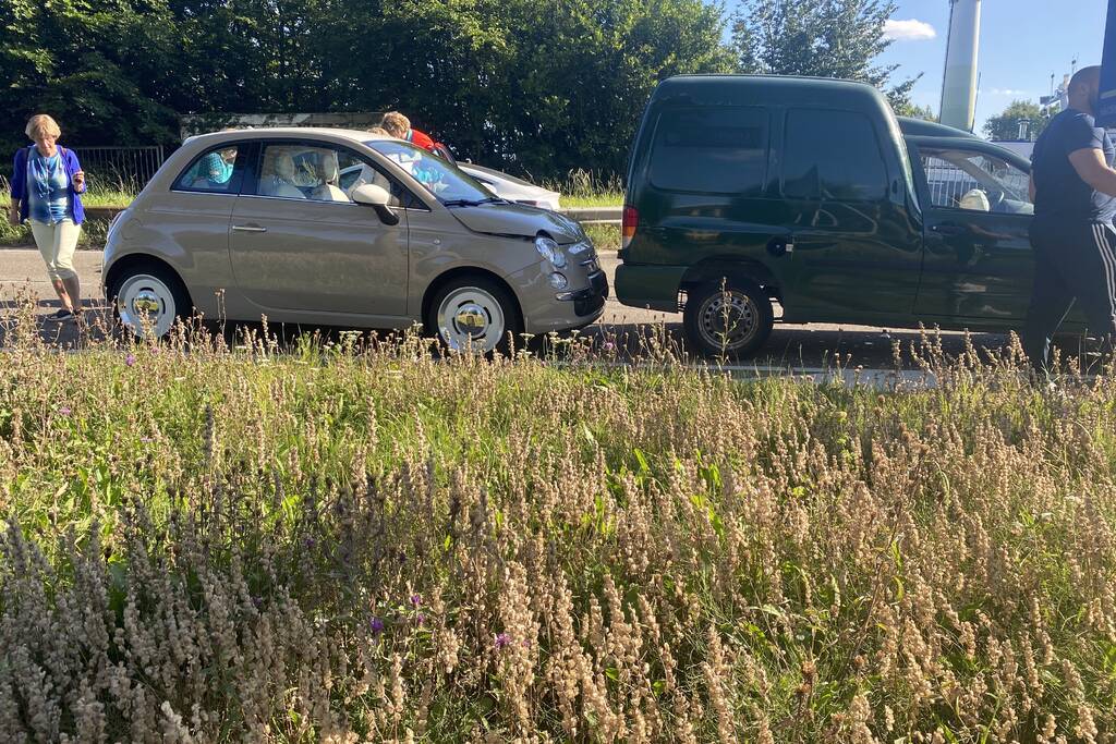 Kerende auto veroorzaakt kettingbotsing