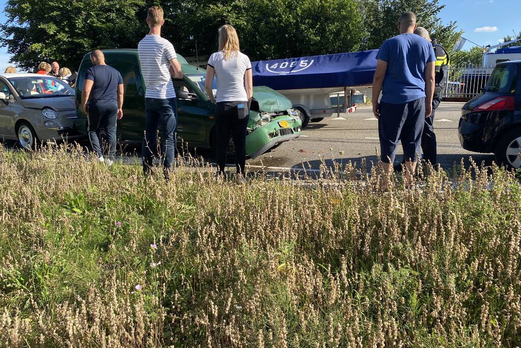 Kerende auto veroorzaakt kettingbotsing