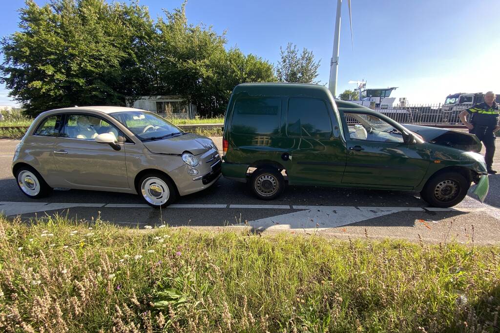 Kerende auto veroorzaakt kettingbotsing