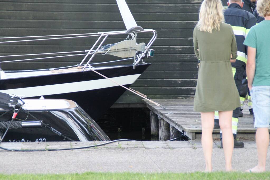Ree bevrijdt onder boothuis