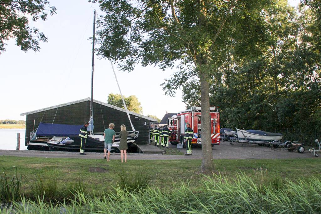 Ree bevrijdt onder boothuis