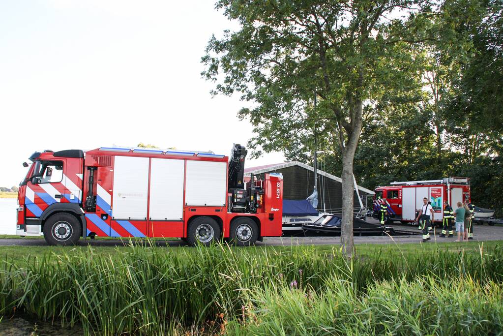 Ree bevrijdt onder boothuis