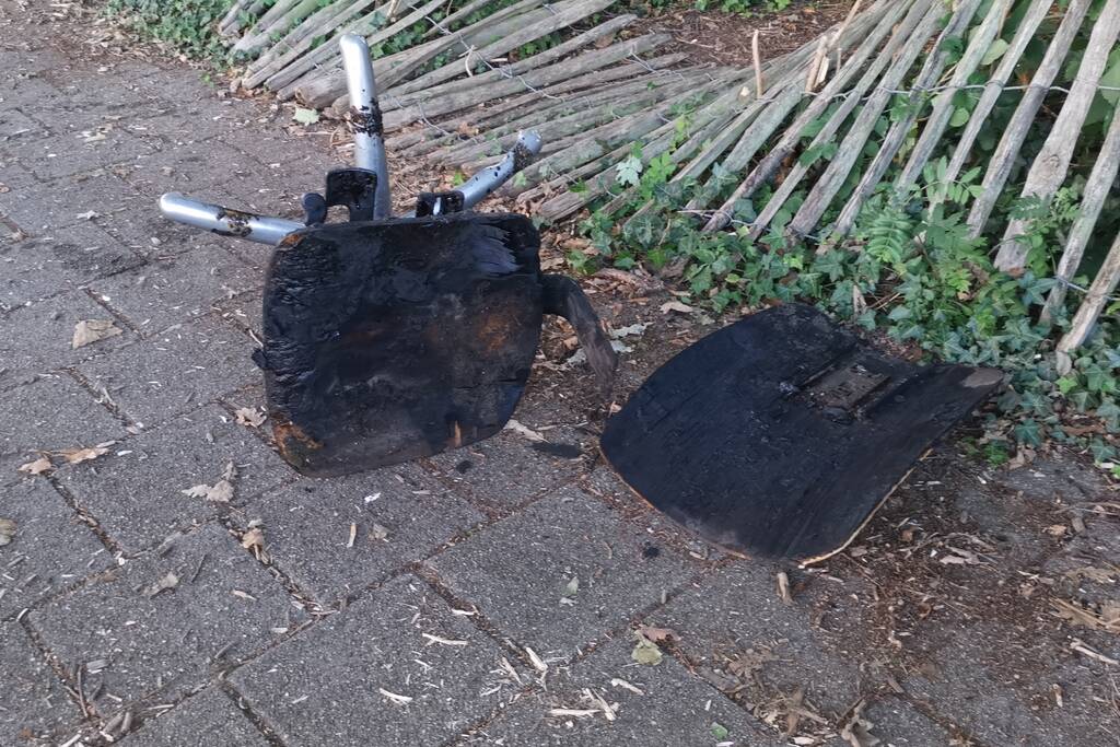 Huisraad en afval in brand gestoken