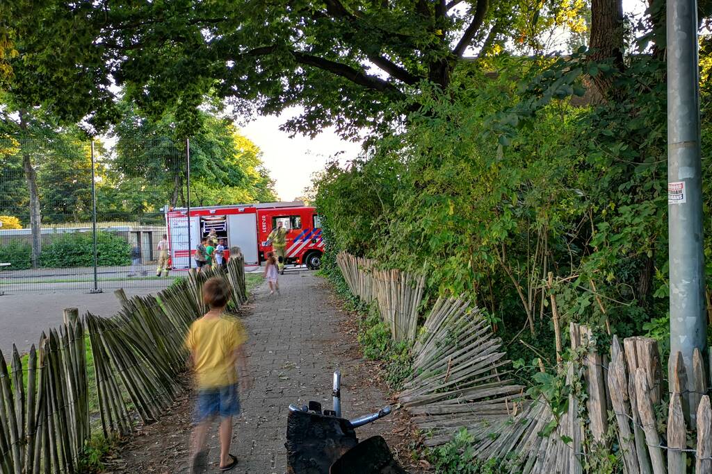 Huisraad en afval in brand gestoken