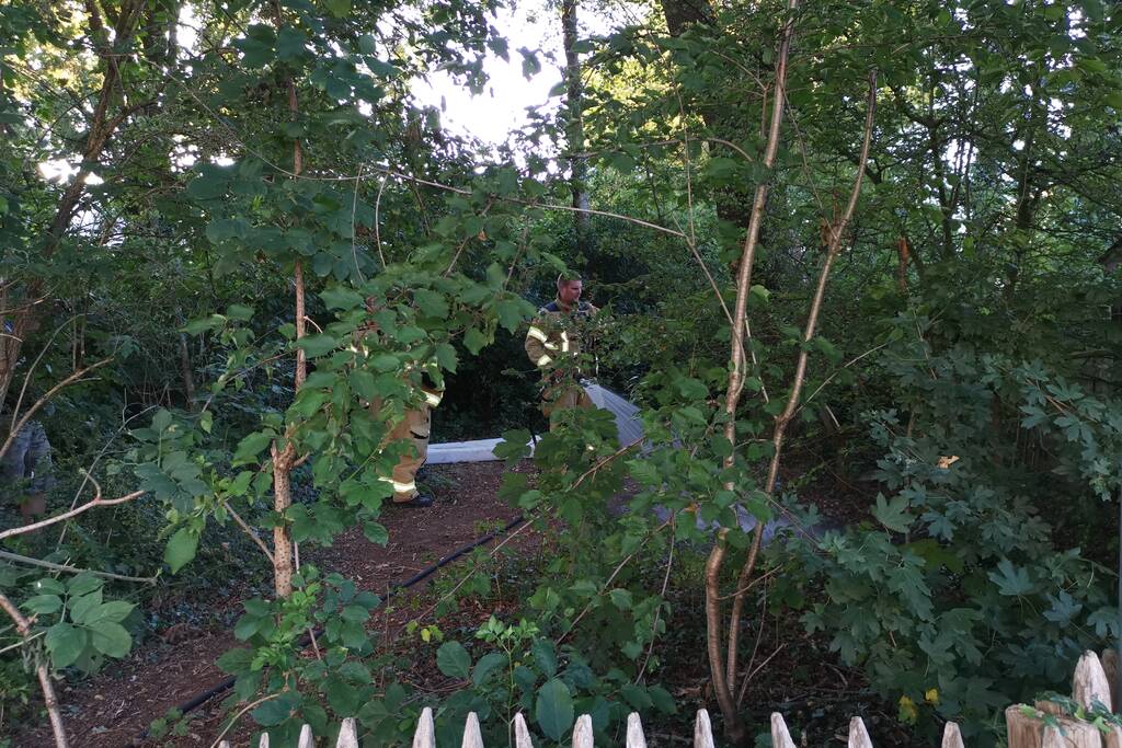 Huisraad en afval in brand gestoken