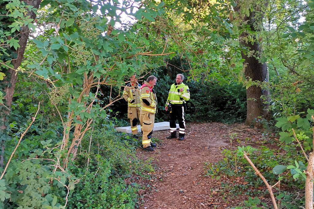 Huisraad en afval in brand gestoken