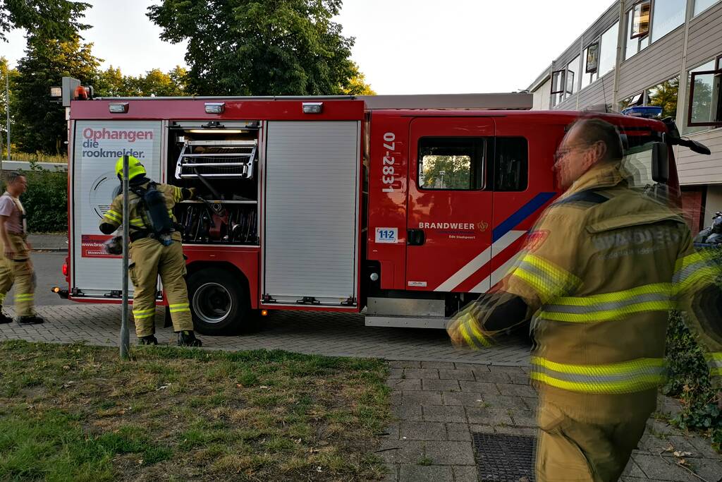 Huisraad en afval in brand gestoken