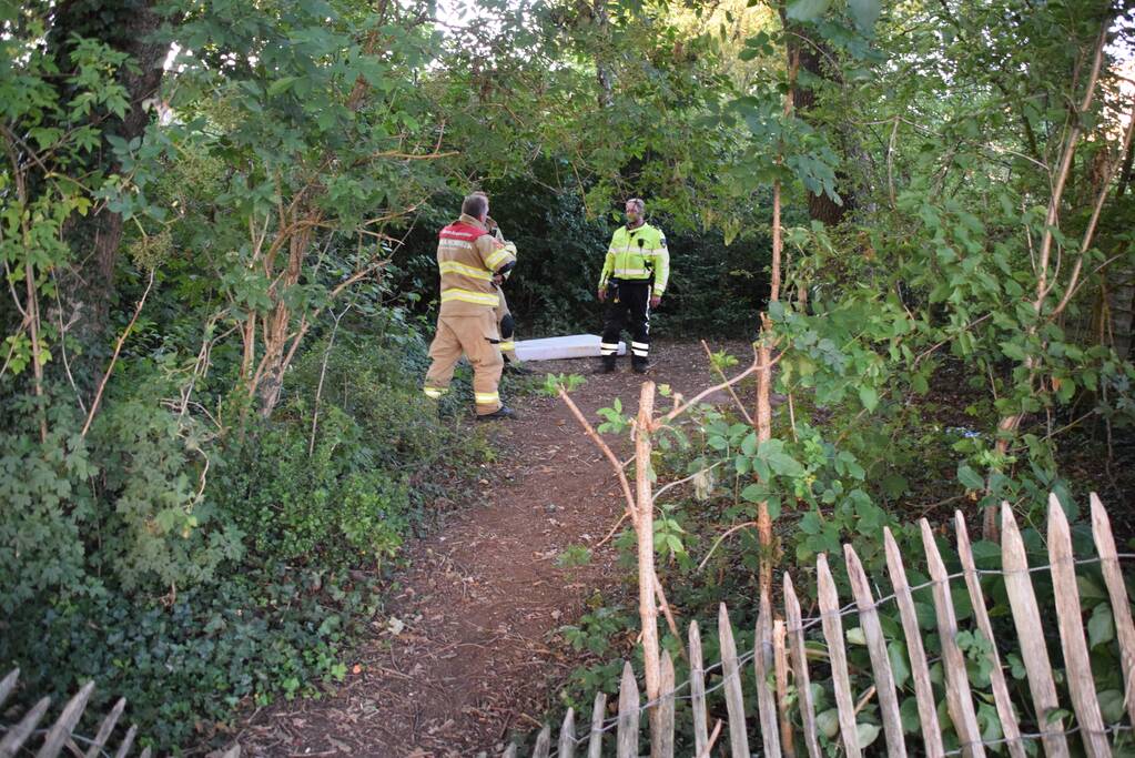 Huisraad en afval in brand gestoken