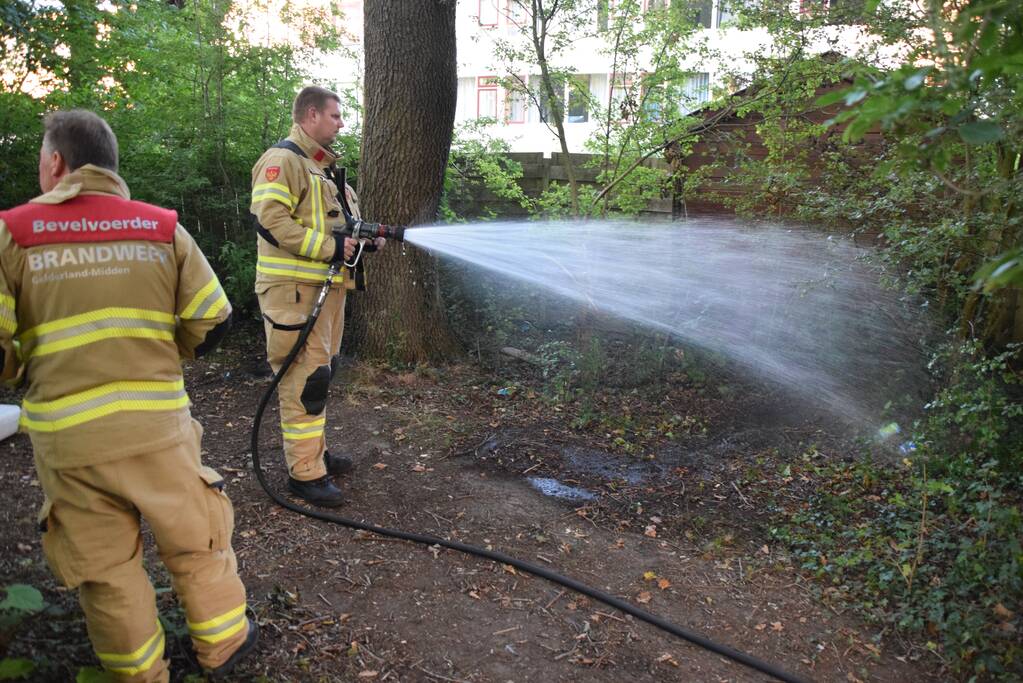 Huisraad en afval in brand gestoken