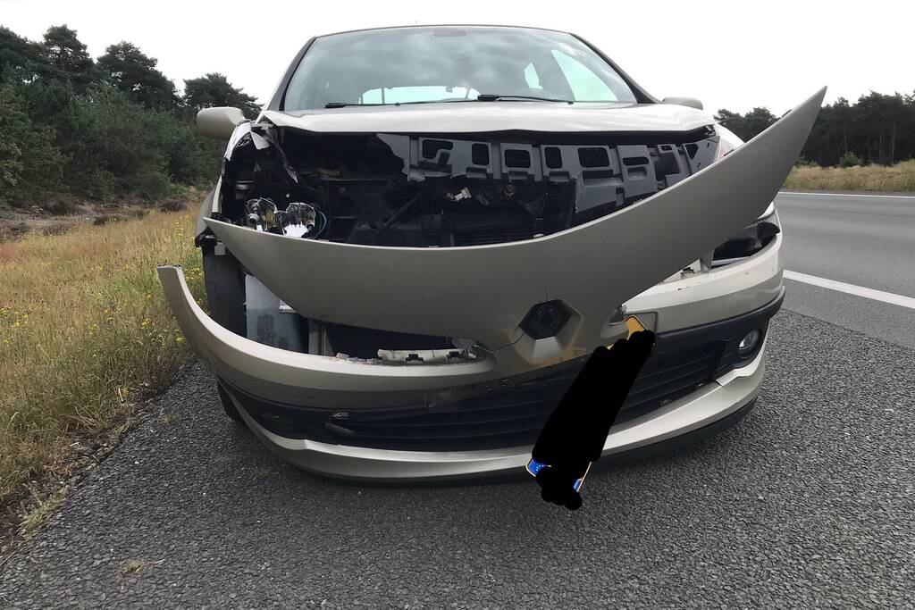 Auto flink beschadigd na aanrijding met een ree