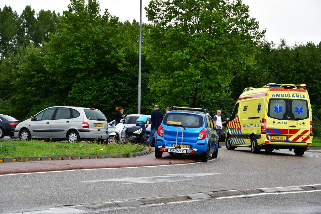 Brommerrijder gewond bij verkeersongeval op rotonde