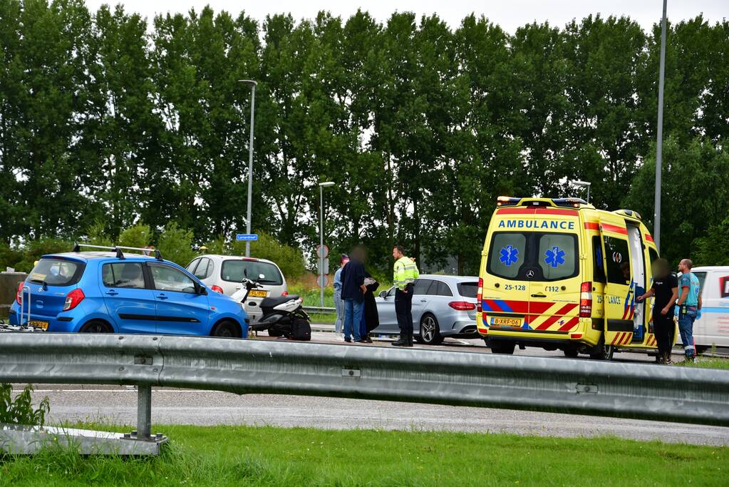 Brommerrijder gewond bij verkeersongeval op rotonde