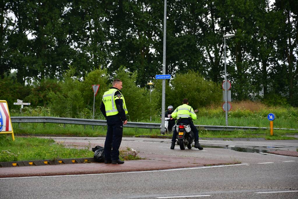 Brommerrijder gewond bij verkeersongeval op rotonde