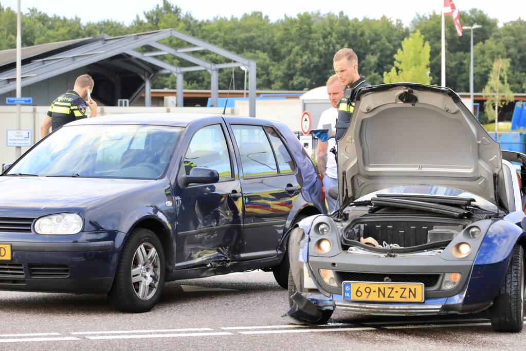 Twee auto's botsen na keeractie