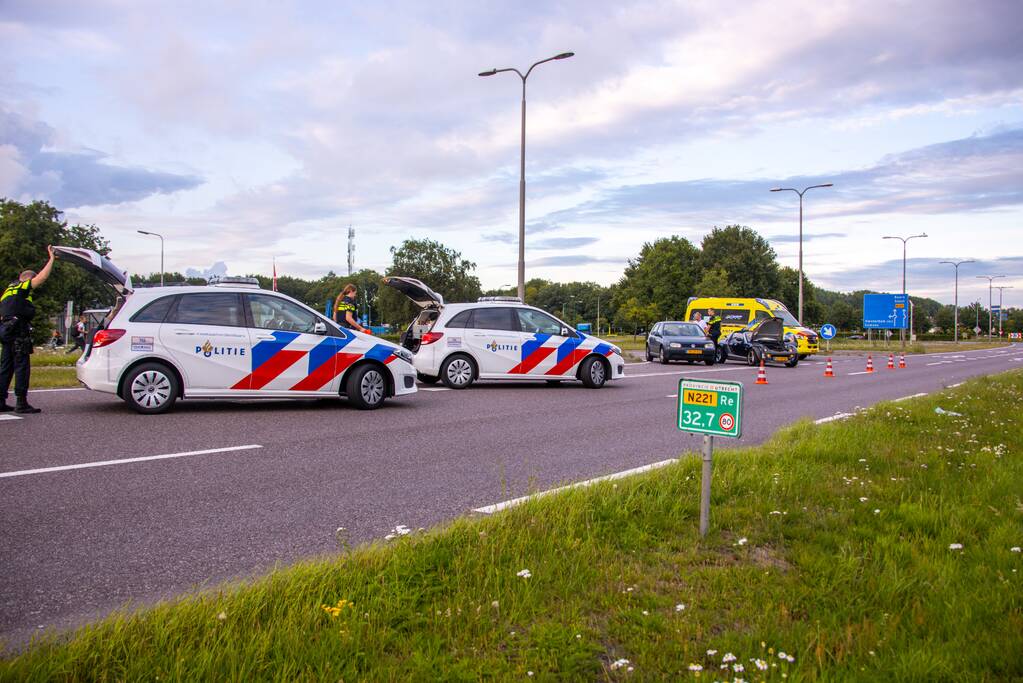 Twee auto's botsen na keeractie
