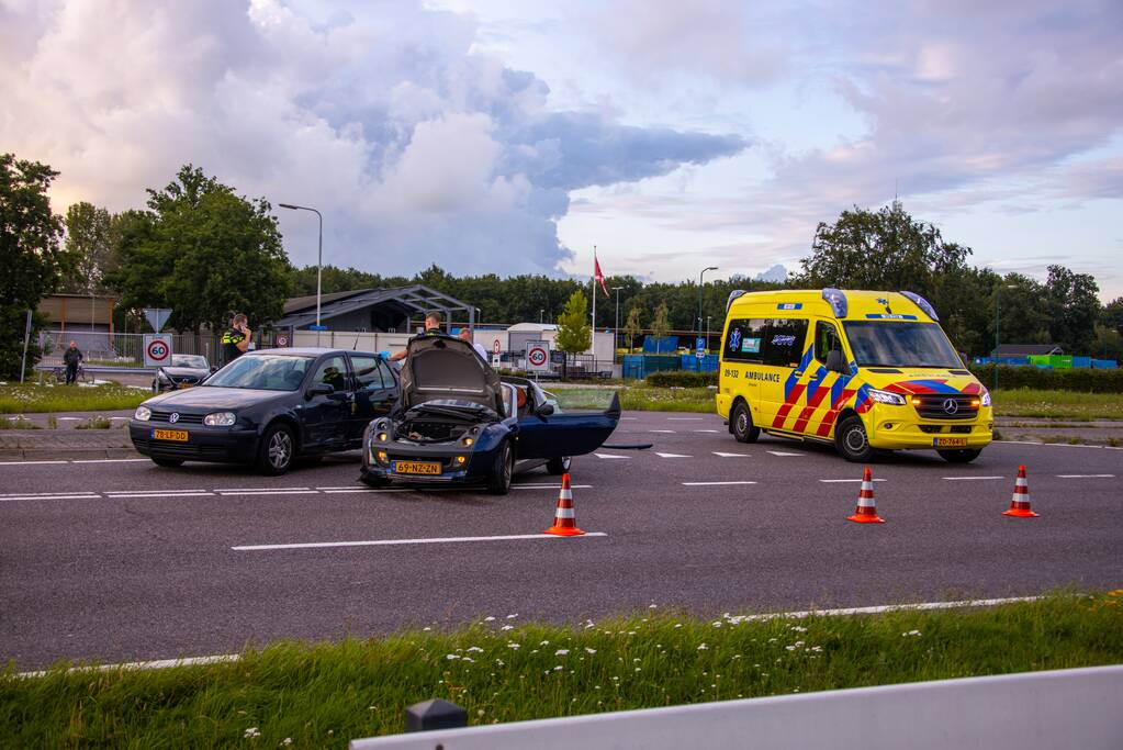 Twee auto's botsen na keeractie