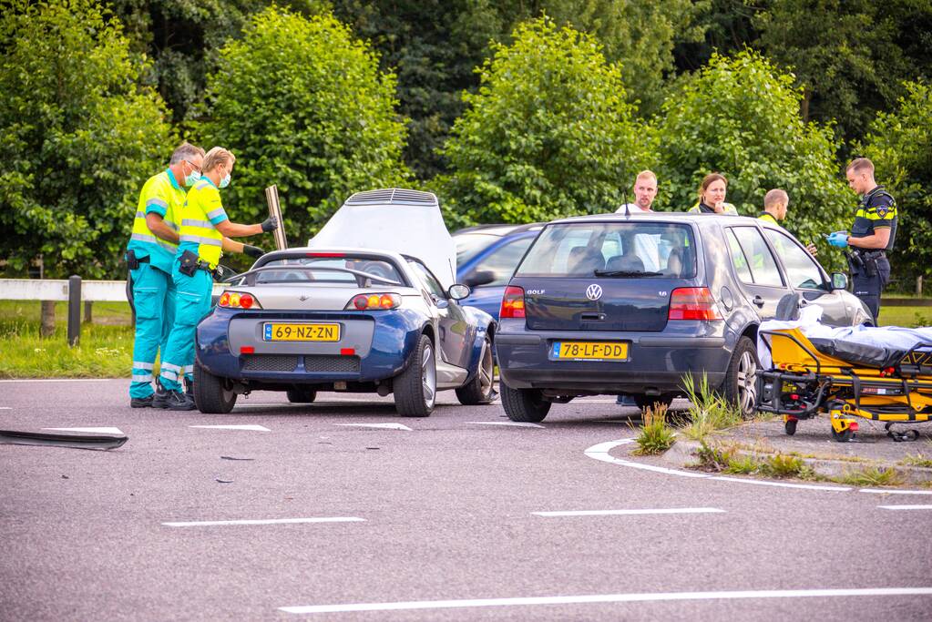 Twee auto's botsen na keeractie