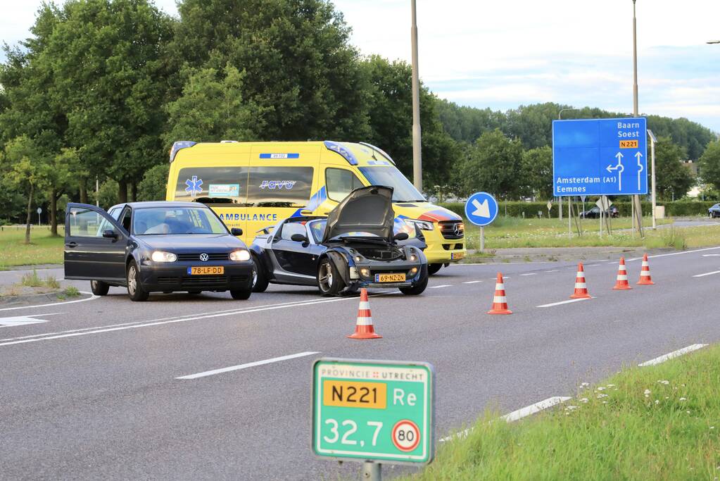 Twee auto's botsen na keeractie