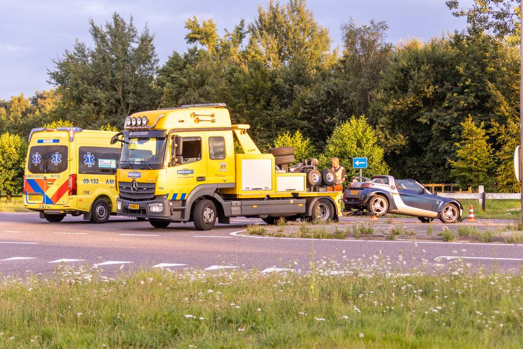 Twee auto's botsen na keeractie