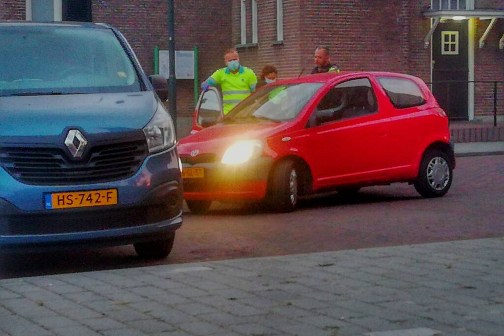 Bebloede man in auto aangetroffen