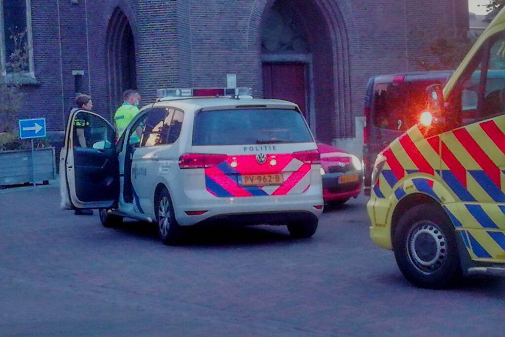 Bebloede man in auto aangetroffen