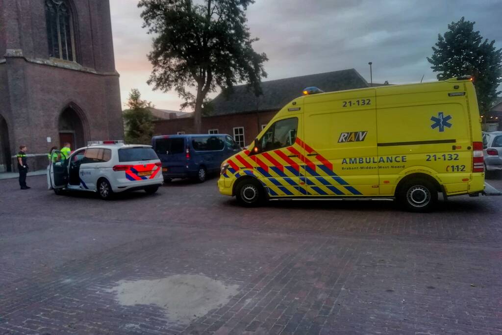 Bebloede man in auto aangetroffen