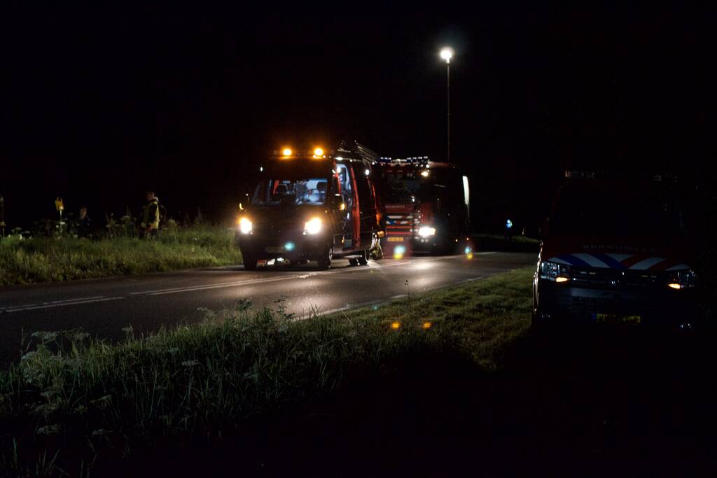 Auto raakt van de weg belandt in Aarkanaal