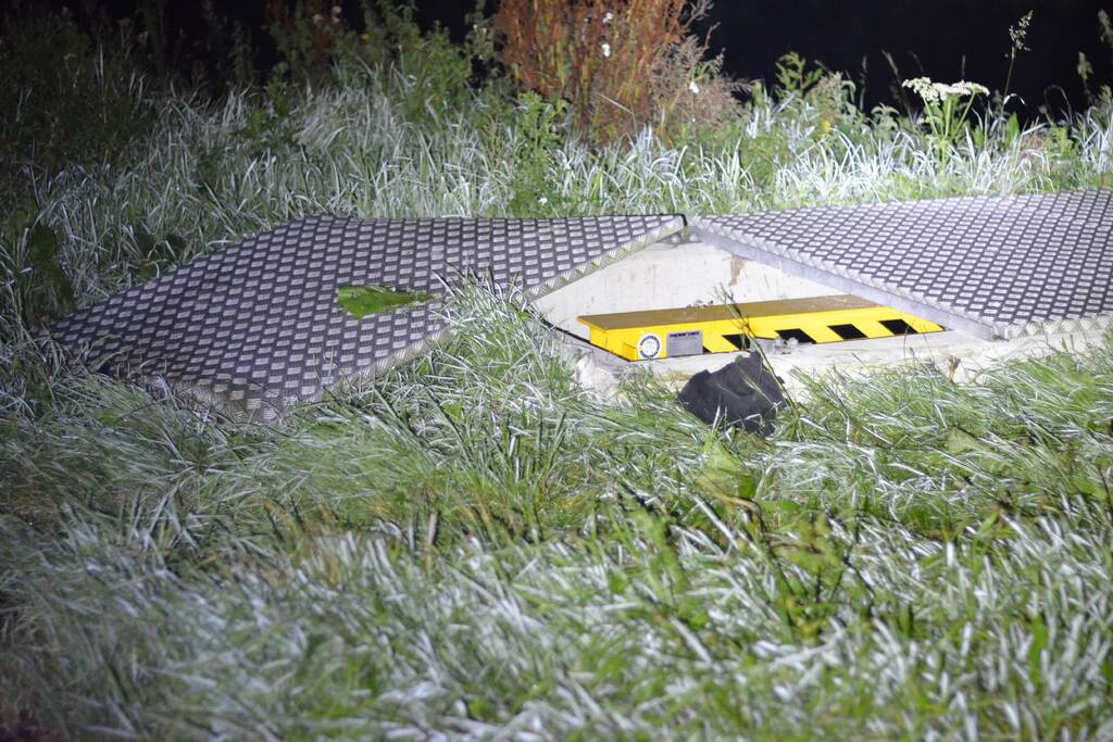 Auto raakt van de weg belandt in Aarkanaal