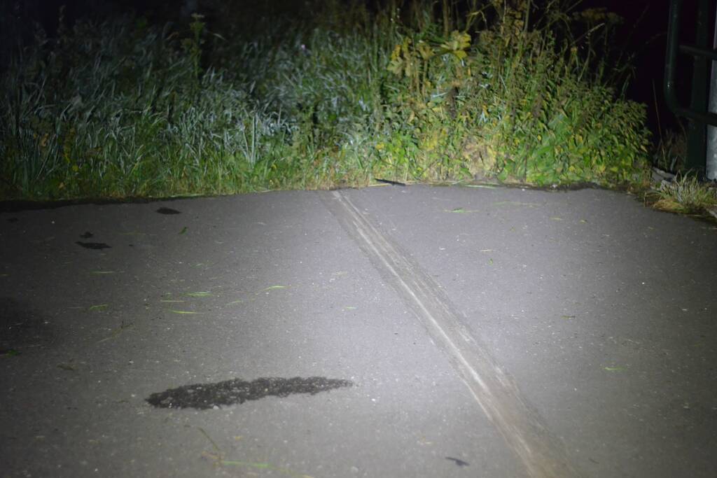 Auto raakt van de weg belandt in Aarkanaal