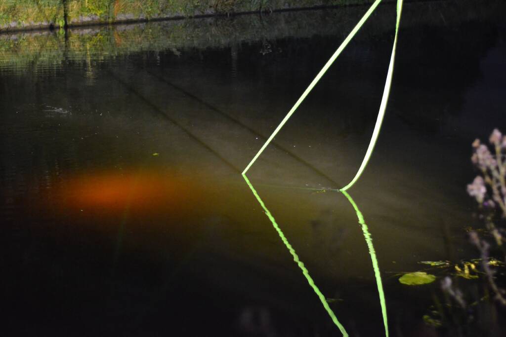 Auto raakt van de weg belandt in Aarkanaal
