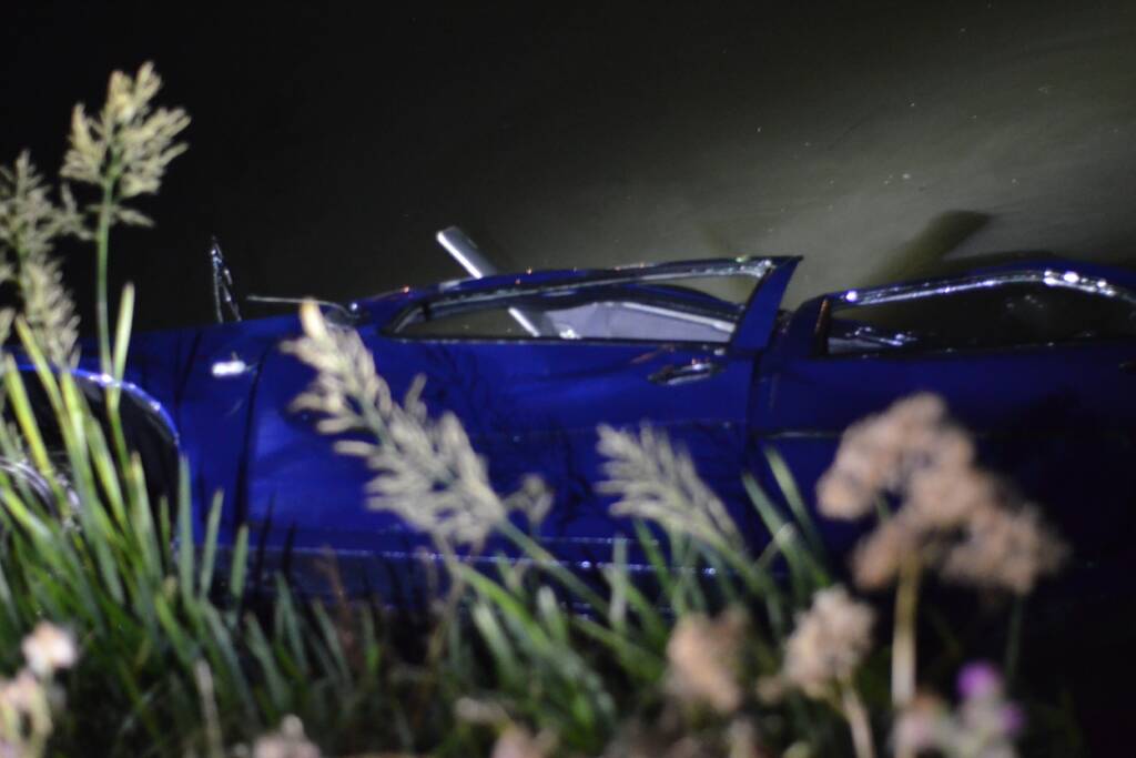 Auto raakt van de weg belandt in Aarkanaal