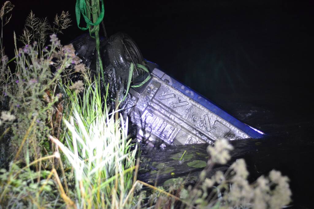 Auto raakt van de weg belandt in Aarkanaal