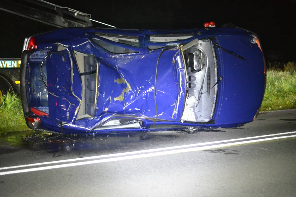 Auto raakt van de weg belandt in Aarkanaal