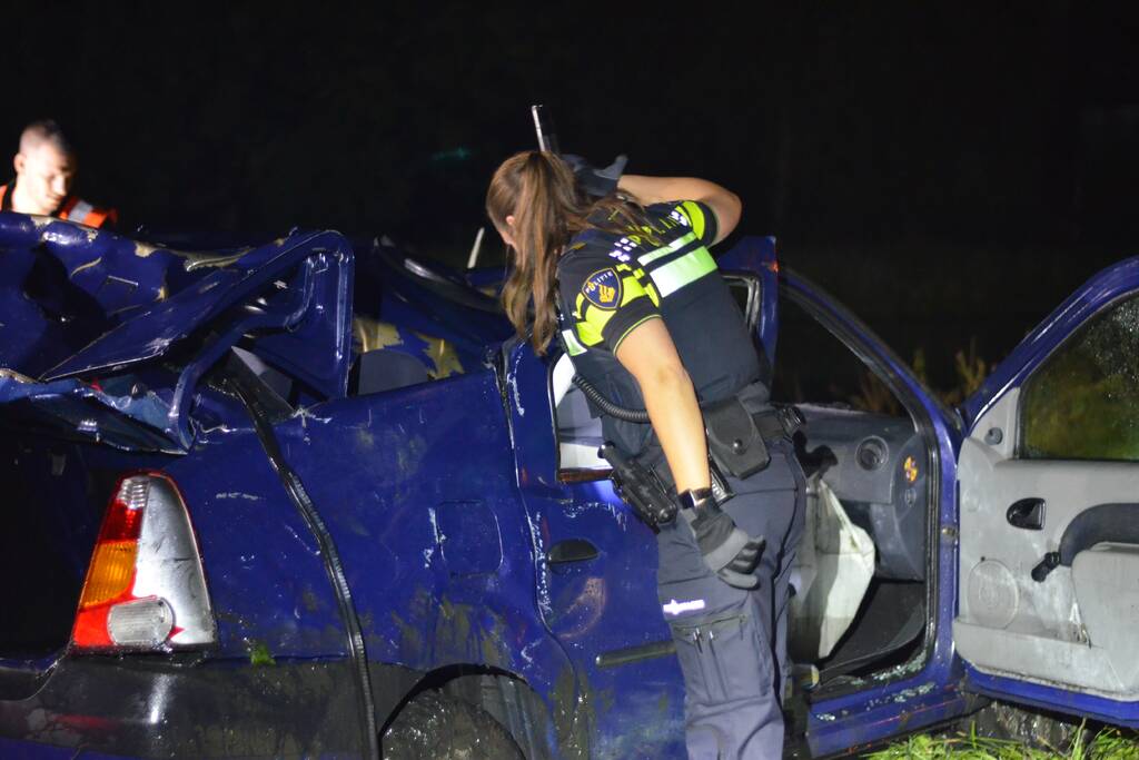 Auto raakt van de weg belandt in Aarkanaal