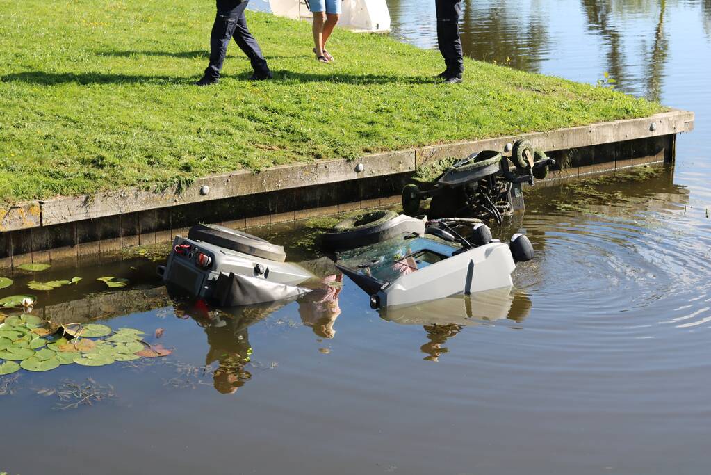 Man rijdt met grasmaaier de sloot in