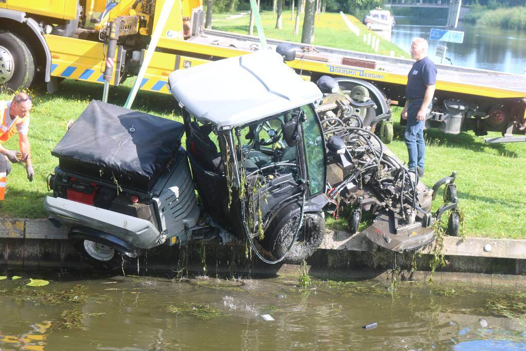 Man rijdt met grasmaaier de sloot in