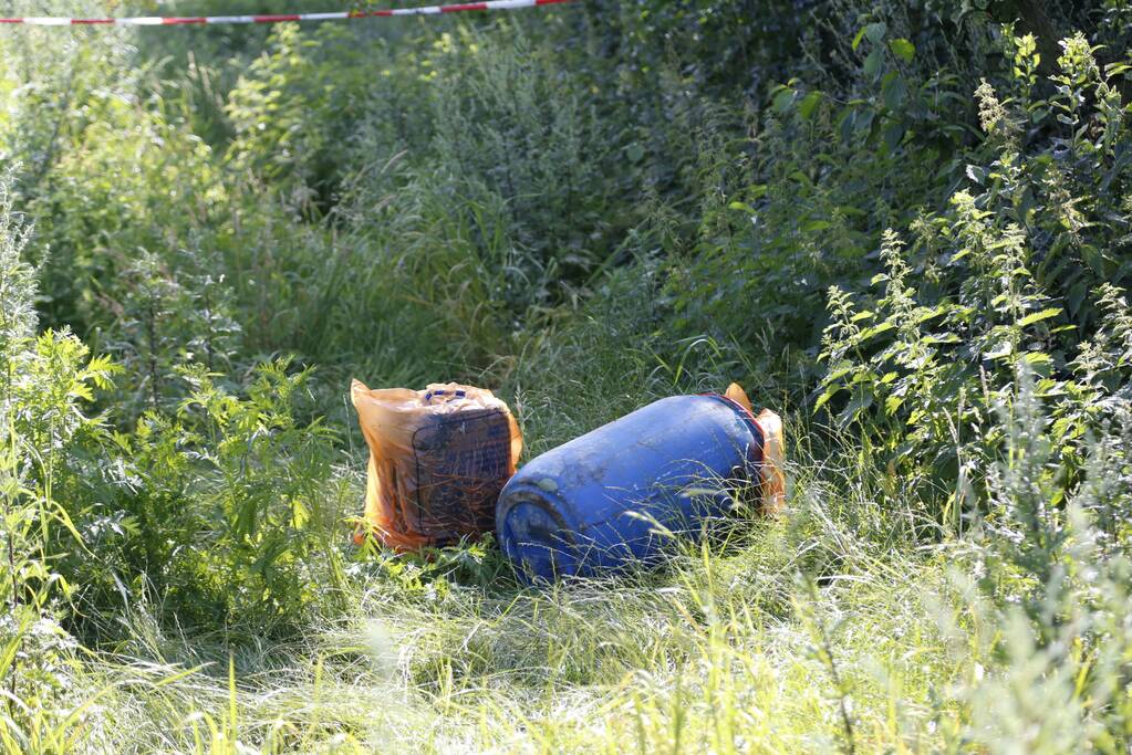 Verdachte vaten gevonden bij spottersplek