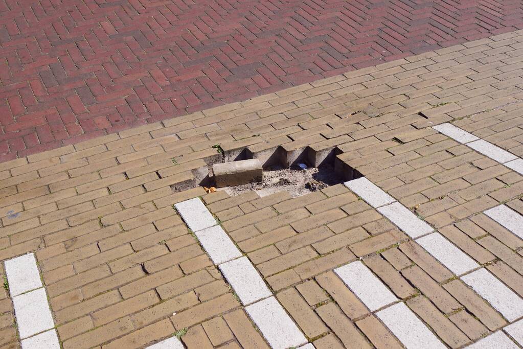 Weggehaalde stenen zorgen voor gevaarlijke situatie
