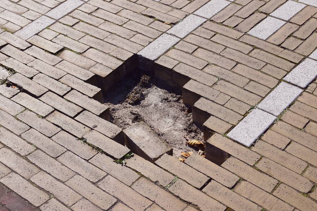 Weggehaalde stenen zorgen voor gevaarlijke situatie